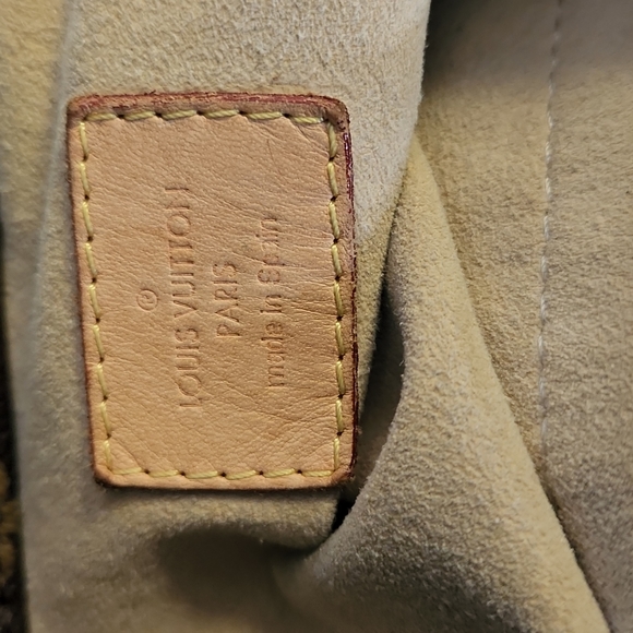 Authentic Louis Vuitton Artsy MM Monogram Empreinte Leather Handbag - Picture 12 of 16